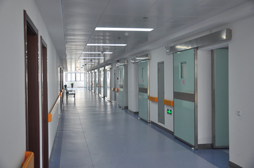 整洁明亮的病房走廊